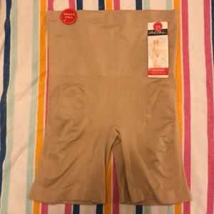 Shaping high waist shorts